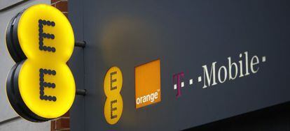 Logos Orange y T-Mobile en una tienda de EE situada en el centro de Londres.