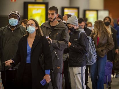 Pasajeros con y sin mascarilla en la estación de Atocha, este miércoles.