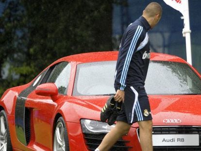 Benzema observa un deportivo en una pretemporada en Dubl&iacute;n en 2009.