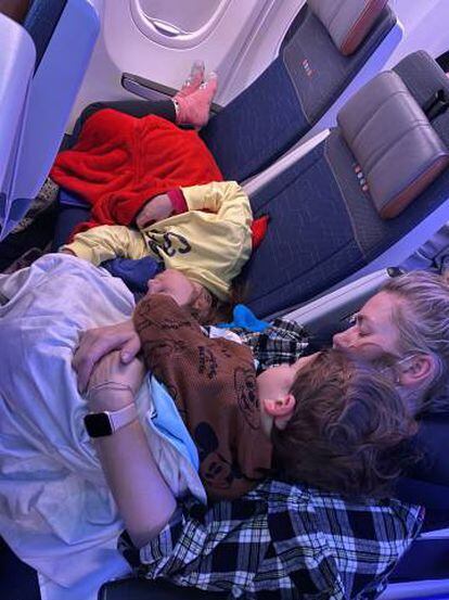 Gosi Bendrat y sus dos hijos, durante un viaje en avión.