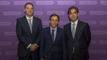 Dentons celebró su décimo aniversario. De izquierda a derecha, Jabier Badiola, socio director de Dentons en España; José Luis Martínez-Almeida, alcalde de Madrid; y Santiago Hurtado, socio de Dentons en España.