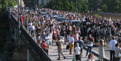 Centenares de sevillanos han acompañado a la carroza fúnebre por el centro de la ciudad. 
