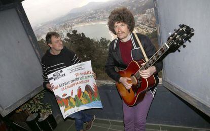 Sergio Cruzado (izquierda), responsable del Kutxa Kultur Festibala, junto al músico Iñigo Cabezafuego.