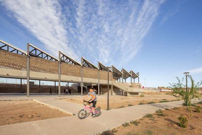 The social and sports center with a toothed roof, in Nacos, Sonora (Mexico).