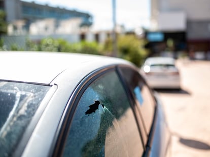 Ventanilla de un coche rota tras un disparo, en la plaza de les Palmeres, delante del hotel donde se cometió el doble crimen.