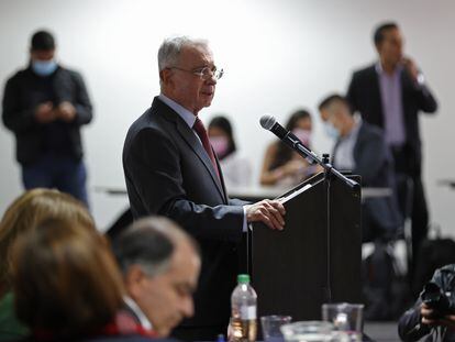 El expresidente de Colombia Álvaro Uribe habla durante un encuentro del partido político Centro Democrático, el pasado martes.