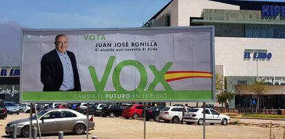 Valla del candidato de Vox a la alcaldía de El Ejido, junto a un centro de El Corte Inglés.