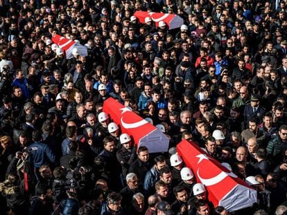 Funeral por los fallecidos en el doble atentado de Estambul (Turquía).