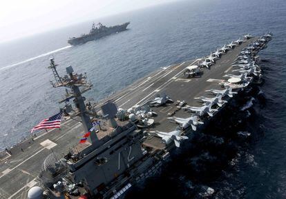 El portaaviones estadounidense y el buque de asalto anfibio navegan en el área de operaciones de la Quinta Flota de Estados Unidos en el mar Arábigo, el 17 de mayo de 2019.