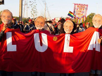 Activistas del Movimiento sin Tierra, con caretas con la foto de Lula, marchan ayer en Brasil en apoyo de la candidatura del expresidente