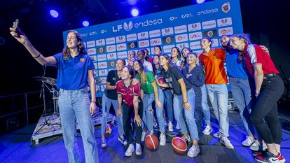Las representantes de los 16 equipos de la Liga Femenina Endesa en el acto de presentación, el pasado 18 de septiembre en el Wizink Center (Madrid).