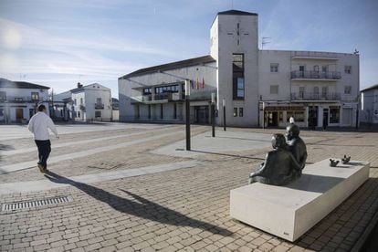 Plaza Mayor de Torres de la Alameda, con el Ayuntamiento al fondo.