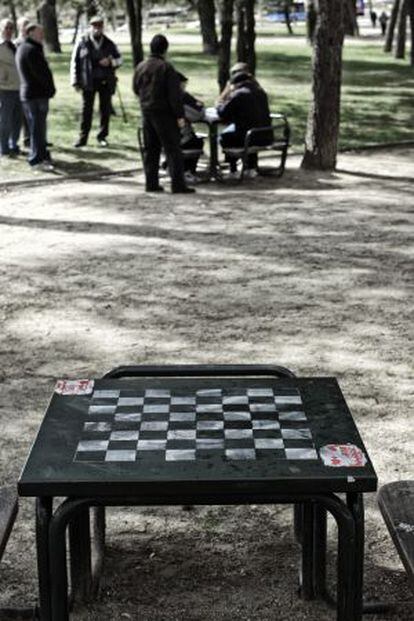 Jubilados juegan a las cartas en el parque de El Para&iacute;so de San Blas (Madrid).