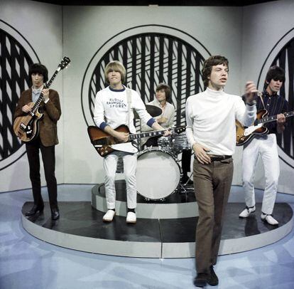 Unos jovencísimos Bill Wyman, Brian Jones, Charlie Watts, Mick Jagger y Keith Richards, o sea, los Rolling Stones, en una actuación televisiva en 1965.