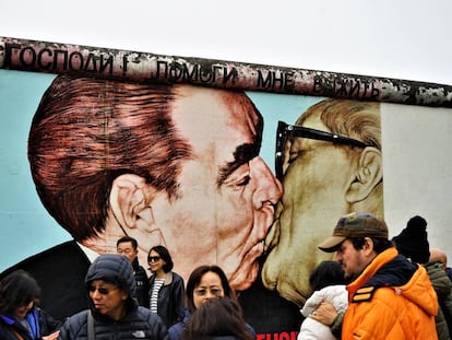 Turistas frente al beso de Brezhnev y Honecker.