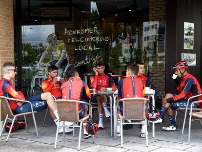 Corredores del equipo INEOS, tomando ayer un café en Bilbao.