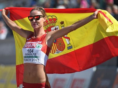 Raquel González celebra la plata conseguida en los Europeos de atletismo en Múnich.