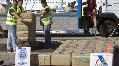 Descarga de la droga en el puerto de C&aacute;diz. 