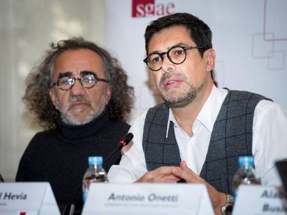 El presidente de la SGAE, José Ángel Hevia (d), junto a Teo Cardala (i), durante la presentación de los nuevos estatutos. 