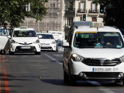 Varios taxis circulan por una calle en Madrid.