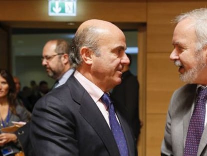 El ministro español en funciones de Economía, Luis de Guindos (i), y el presidente del Banco Europeo de Inversiones (BEI), Werner Hoyer,