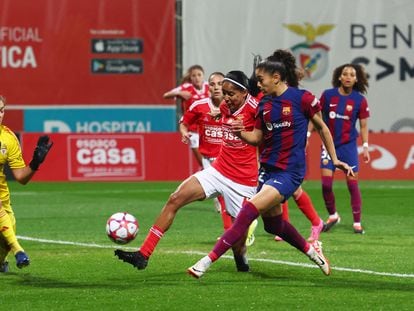 Acción durante el encuentro entre el Benfica y el Barcelona.