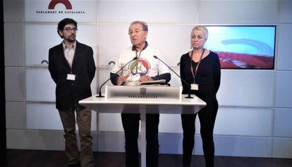 Los promotores de la ILP para la Renta Garantizada en el Parlament.