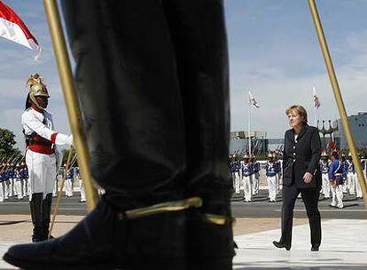 La canciller alemana, Angela Merkel, recibe honores militares a su llegada al palacio presidencial de Brasilia.