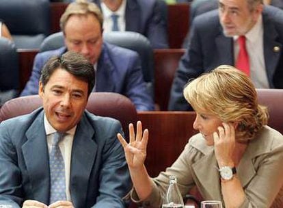 Ignacio González, vicepresidente regional, con Aguirre en el pleno que aprobó la Ley de Modernización.