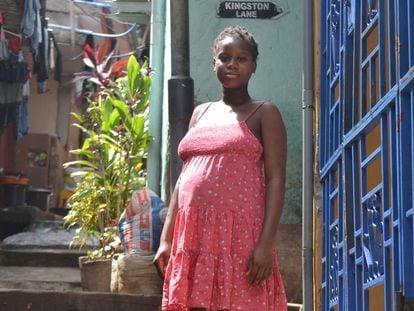 Saina Fofanah, de 12 años, un mes antes de dar a luz en Sierra Leona, el país del mundo con la tasa de mortalidad materna más alta del mundo.