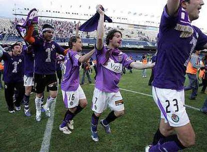 Los jugadores del Valladolid celebran el ascenso en el césped del Heliodoro Rodríguez López.