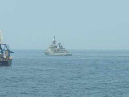 El buque de la Armada, en el momento de interceptar al &#039;Endeavour&#039; el pasado domingo.