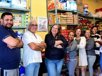 María del Carmen Casahorrán (tercera por la izquierda) y algunos de los voluntarios de la asociación posan frente a los donativos hechos por los vecinos.