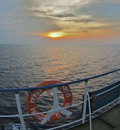 Atardecer durante la travesía en barco entre las islas de Java y Borneo.