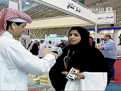 Salma al Shehab hablaba en marzo de 2014 con un periodista en la Feria Internacional del Libro de Riad, en una captura de la televisión estatal saudí.