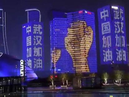 Espectáculo de luces con mensajes de apoyo a la población de Wuhan.