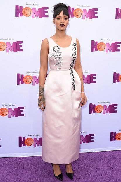 El Dior que eligió Rihanna para asistir a la premiere de Home no está hecho para ella. La cantante suspende esta semana porque ni el estilo ni el corte del diseño le favorecen.