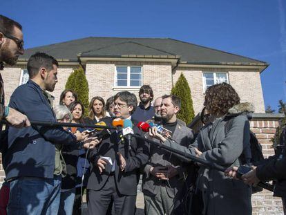 Puigdemont interviene ante los medios en la denominada Casa de la República de Waterloo, este sábado.