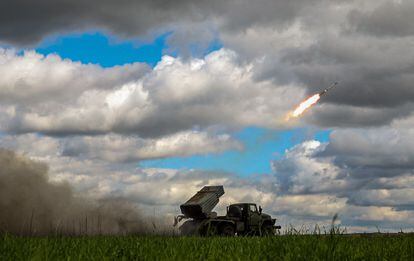 Un lanzacohetes BM-21 ucranio dispara hacia posiciones rusas en la región de Donetsk.