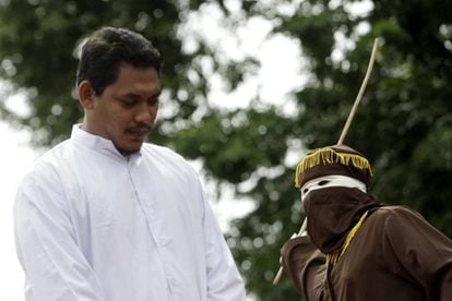  Un hombre es azotado en público según la 'sharía' (ley islámica) , en Banda Aceh (Indonesia). La provincia de Aceh aplica oficialmente desde ese año un sistema judicial basado en la sharía en casos de adulterio, consumo de alcohol, violación y homosexualidad. 