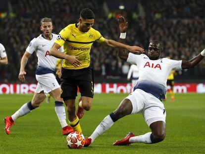 Sissoko trata de robar el balón a Hakimi.