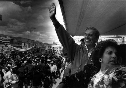 El escritor Mario Vargas Llosa durante un mitín de la campaña electoral de las elecciones legislativas de Perú de 1990.