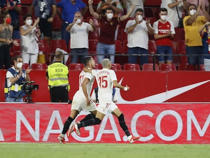 Erik Lamela (i) celebra su segundo gol en la primera jornada de Liga en el Ramón Sánchez Pizjuan, frente a los hinchas sevillistas que volvieron tras más de un año en el estadio.