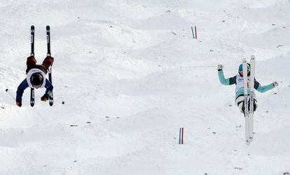 La japonesa Arisa Murata y la kazaja Yuliya Gaysheva compiten en la final de estilo libre de esquí durante los Juegos Asiáticos de Invierno en Saporo (Japón).
