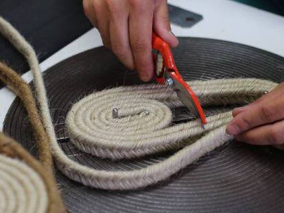 Proceso de elaboración de alpargatas en la fábrica de Castañer en Banyoles (Girona).