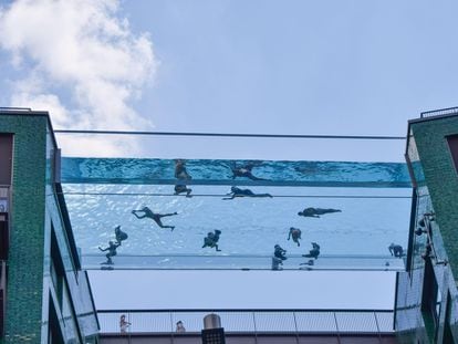 Personas en la Sky Pool, una piscina suspendida a 35 metros sobre el suelo entre dos edificios de apartamentos en el barrio de Nine Elms, Londres.