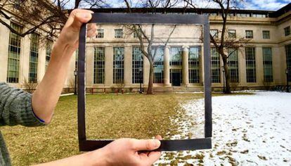 Un investigador muestra una ventana dotada con la película que actúa según la temperatura exterior.