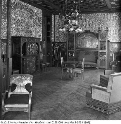 Salón del piso principal de la Casa Lleó Morera con los muebles y la marquetería diseñada por Josep Pey.