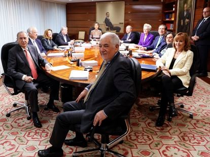 El presidente del Tribunal Constitucional, Cándido Conde-Pumpido, en el centro, durante el pleno del Tribunal Constitucional, este martes en Madrid.