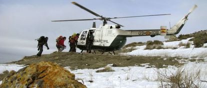 Guardias civiles del Servicio de Rescate durante la b&uacute;squeda, en enero de 2009, de un monta&ntilde;ista desaparecido en Sierra Nevada (Granada).